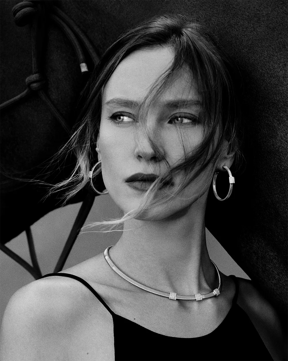 Fashion jewelry editorial 999 – model resting hand on a horse wearing a multi-strand necklace, bracelet and rings – Sbranzo Alessandro Valori Studio Vago Valeria Miro